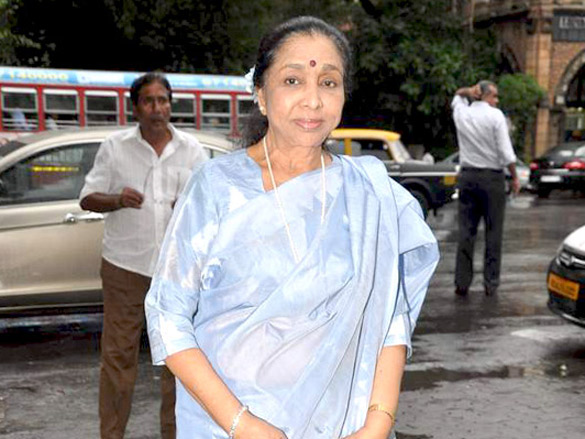 asha bhosle at madhuri badhuris art exhibition 11