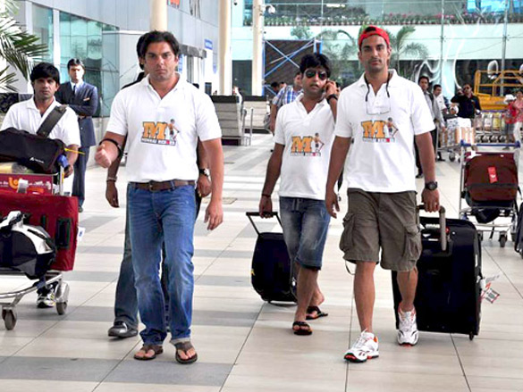 sonakshi and mumbai heroes snapped after their return from hyderabad 4