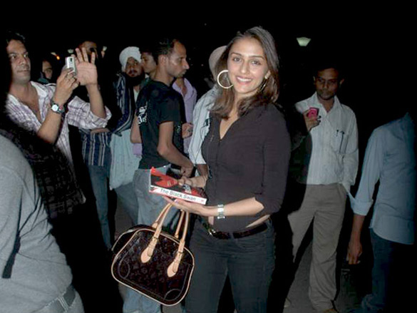 ameesha anushka genelia rahul khanna and kangna leave for iifa 12