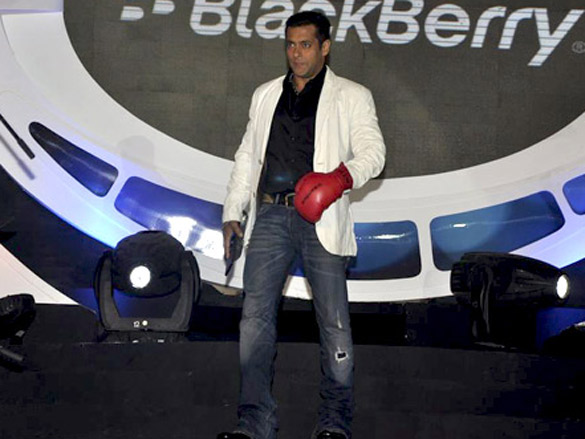 salman khan jives at blackberry playbook launch after party 6