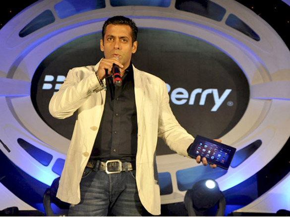 salman khan jives at blackberry playbook launch after party 8