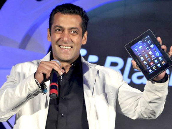salman khan jives at blackberry playbook launch after party 12