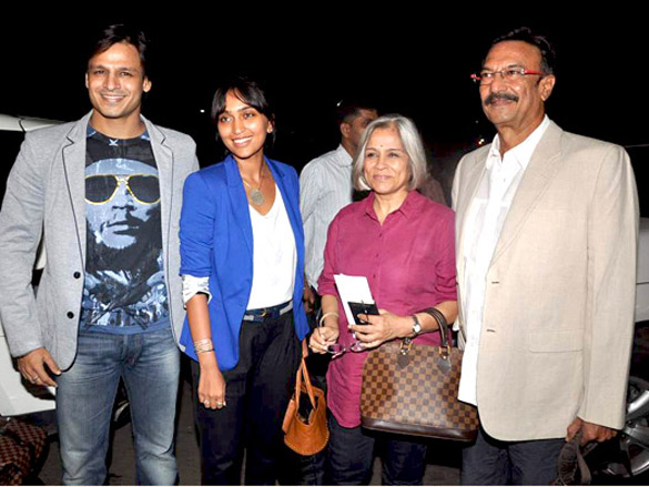 vivek oberoi leaves for iifa with family 2
