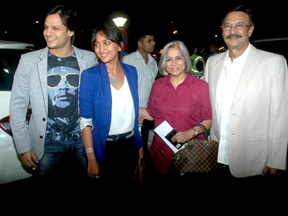 vivek oberoi leaves for iifa with family 3