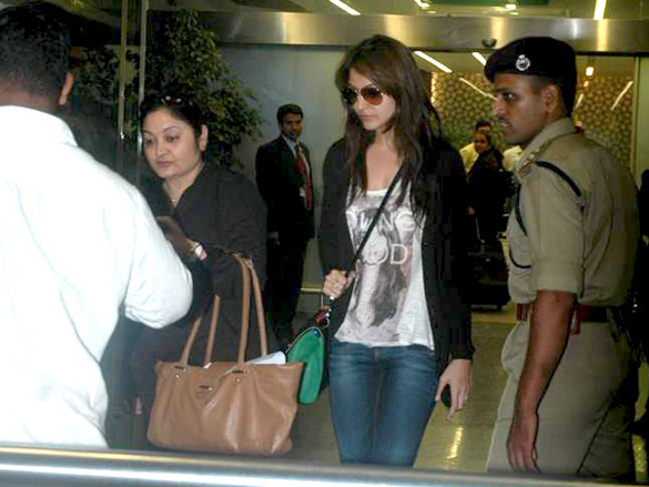anushka sharma snapped after being detained for almost 12 hours 2