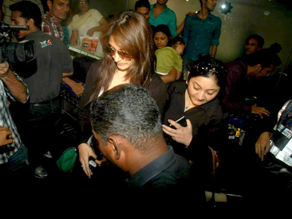anushka sharma snapped after being detained for almost 12 hours 3