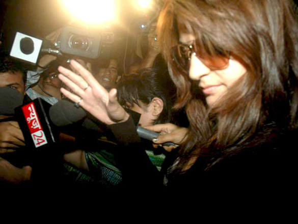 anushka sharma snapped after being detained for almost 12 hours 6