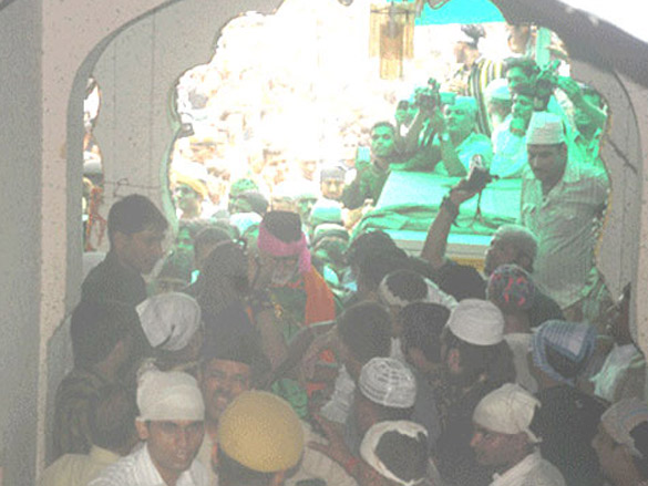 amitabh bachchan visits ajmer shariff 9