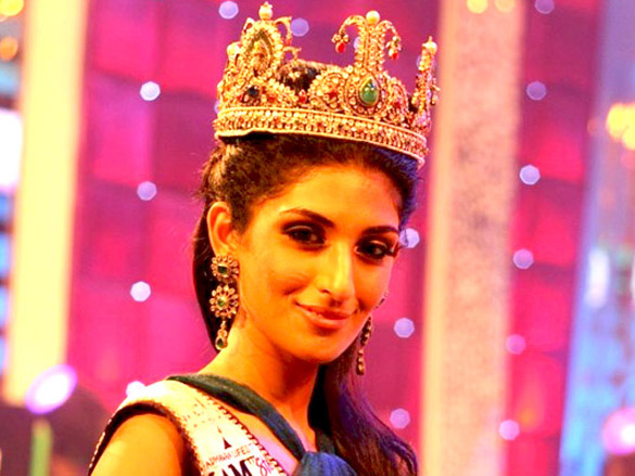 sushmita reveals winners at i am she 2011 finale 11