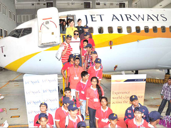 sameera and jimmy at jet airwayss educational trip for ngo children 4
