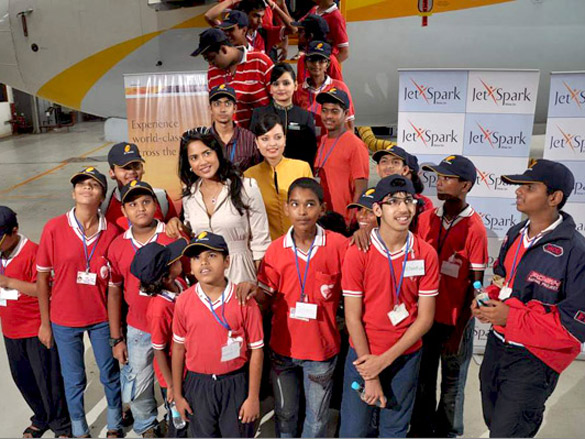 sameera and jimmy at jet airwayss educational trip for ngo children 6