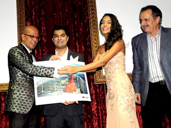 lisa haydon unveils narendra kumar swiss calendar 3