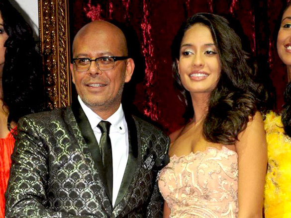 lisa haydon unveils narendra kumar swiss calendar 4