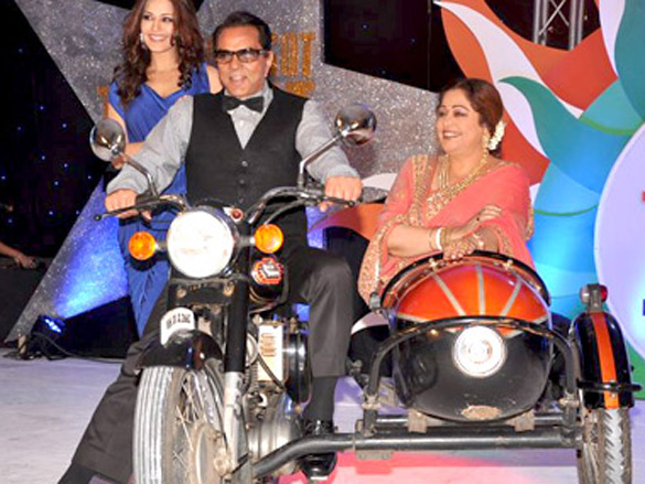 dharmendra sonali and kirron at indias got talent season 3 launch 3