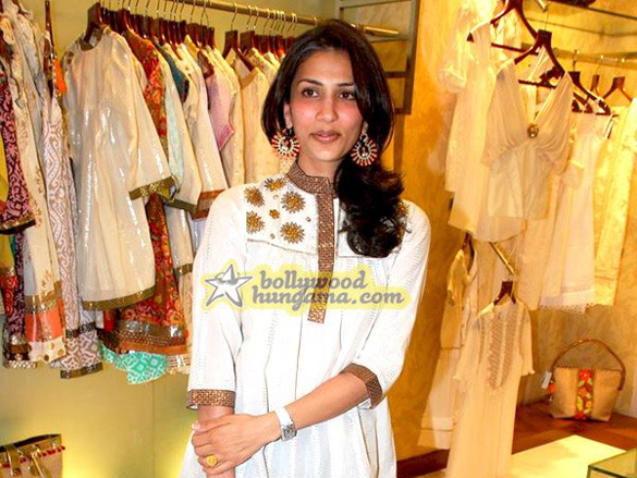 twinkle khanna and madhoo at the samsara fashion preview 15
