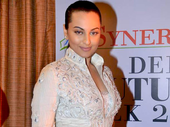 sonakshi urmila and sharmila tagore at delhi couture week 2011 day 3 9