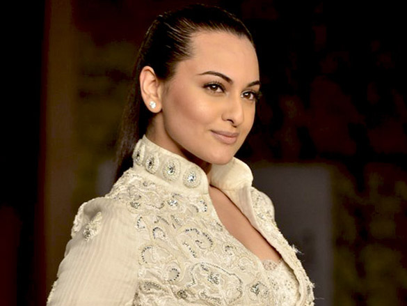 sonakshi sinha walks for shantanu nikhil at delhi couture week 2011 day 3 8