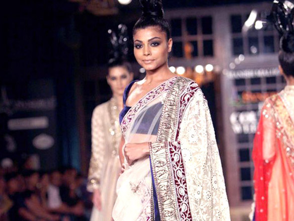 sonam walks for manish malhotra at delhi couture week 2011 5
