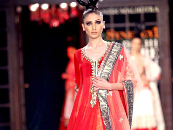 sonam walks for manish malhotra at delhi couture week 2011 6