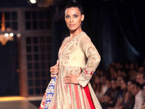 sonam walks for manish malhotra at delhi couture week 2011 7