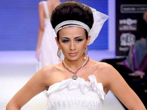 nargis walks the ramp for eekani at iijw 2011 7