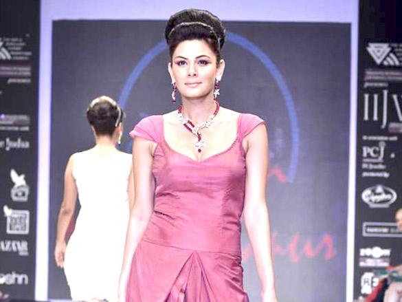 manish goel walks the ramp for monica kapur at iijw 2011 7