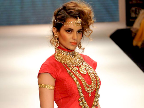 kangna walks the ramp for amrapali at iijw 2011 5