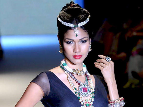 kangna walks the ramp for amrapali at iijw 2011 7