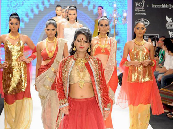 geeta basra walks the ramp for sangam chains at iijw 2011 3