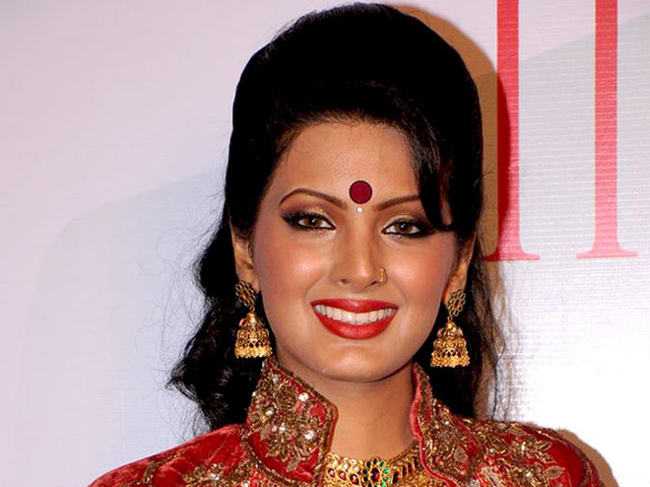 geeta basra walks the ramp for sangam chains at iijw 2011 9