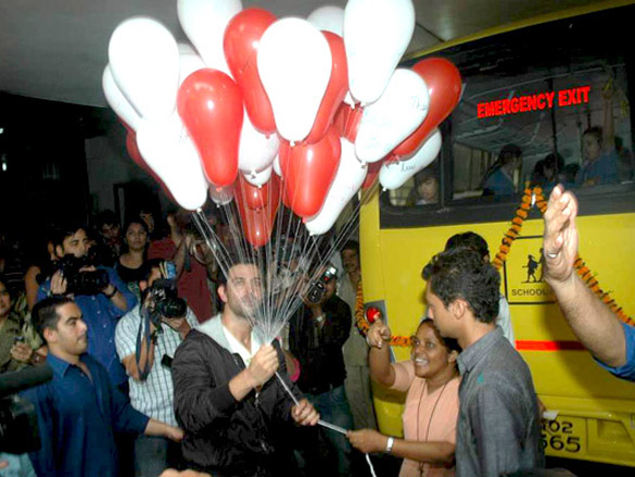 hrithik donates bus to dilkush school 5