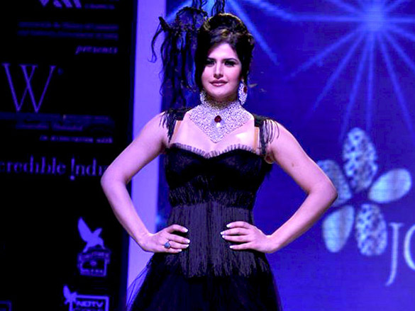 zarine khan walks the ramp for johara at iijw 2011 4