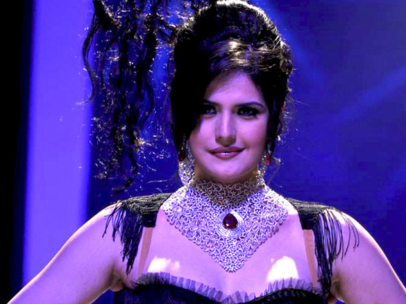 zarine khan walks the ramp for johara at iijw 2011 6