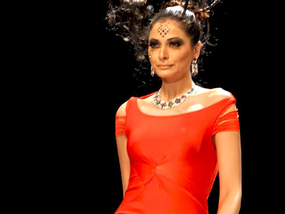 zarine khan walks the ramp for johara at iijw 2011 7