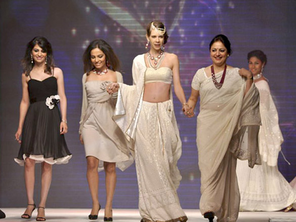 kalki koechlin walks the ramp for kay jewels at iijw 2011 3