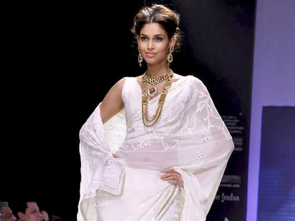 kalki koechlin walks the ramp for kay jewels at iijw 2011 7