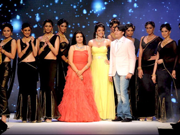 kajal aggarwal walks the ramp for cvm exports at iijw 2011 2