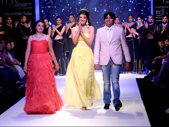 kajal aggarwal walks the ramp for cvm exports at iijw 2011 3
