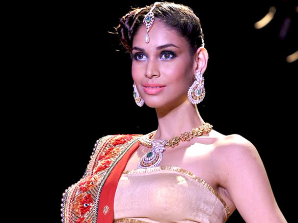 hema malini walks the ramp for scintillating jewellery at iijw 2011 7