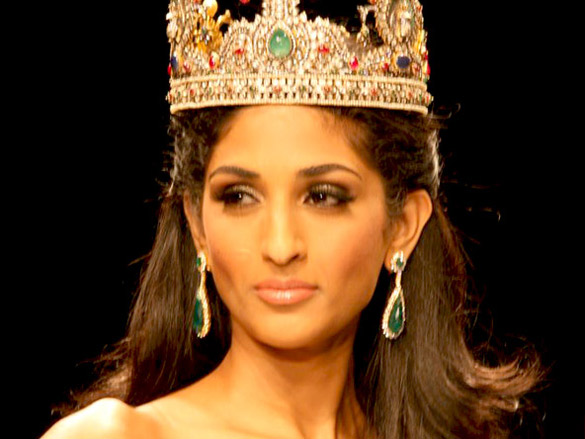 i am she 2011 winner walks the ramp for golecha jewels at iijw 2011 4