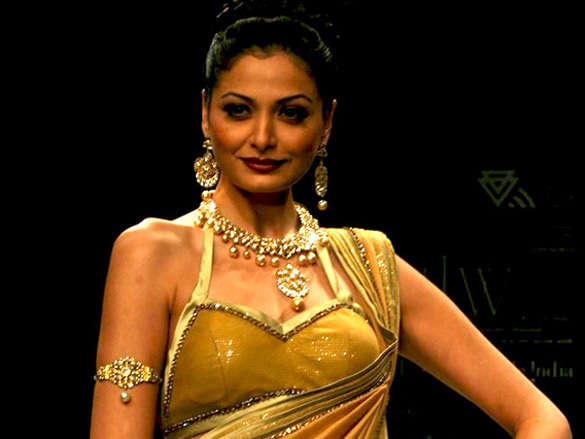 i am she 2011 winner walks the ramp for golecha jewels at iijw 2011 7