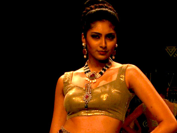 i am she 2011 winner walks the ramp for golecha jewels at iijw 2011 9