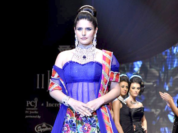 zarine khan walks the ramp for dwarkadas chandumal jewellers at iijw 2011 4