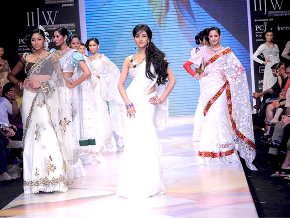 sonal chauhan walks the ramp for ys 18 at iijw 2011 3