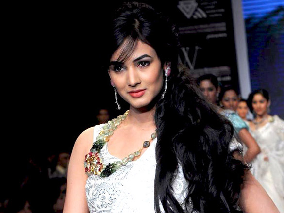 sonal chauhan walks the ramp for ys 18 at iijw 2011 5