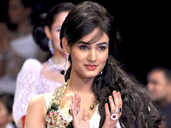 sonal chauhan walks the ramp for ys 18 at iijw 2011 6