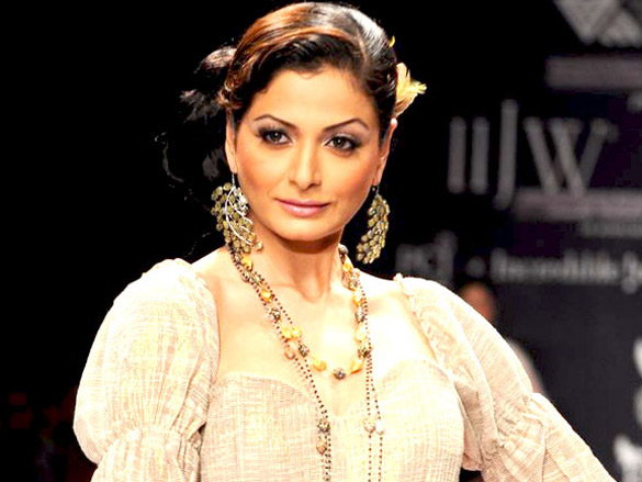 sonal chauhan walks the ramp for ys 18 at iijw 2011 7