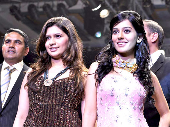 amrita rao walks the ramp for agni jewels at iijw 2011 4