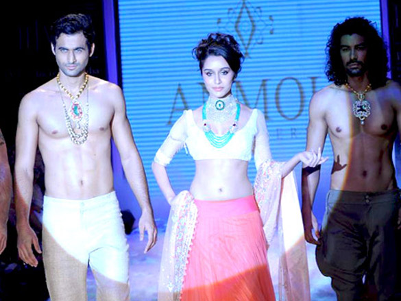 shraddha kapoor walks the ramp for anmol jewellers at iijw 2011 3