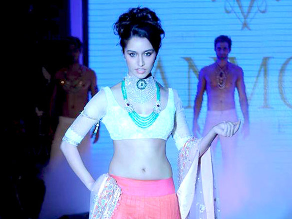 shraddha kapoor walks the ramp for anmol jewellers at iijw 2011 4